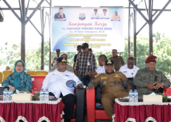 PJ Gubernur Papua Barat Serahkan Bantuan di Manokwari Selatan