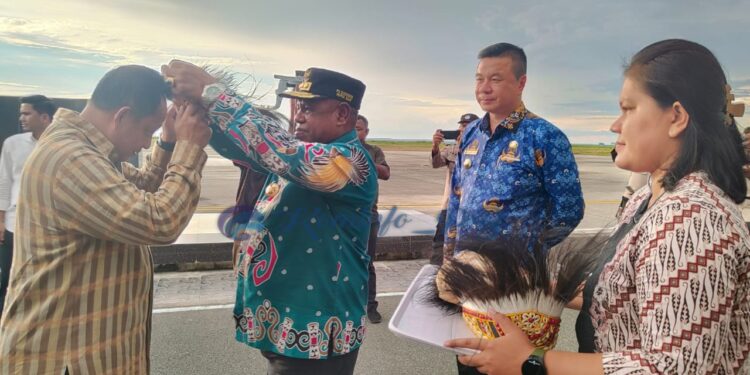 Tiba di Kaimana, Mendagri Disambut PJ Gubernur Papua Barat