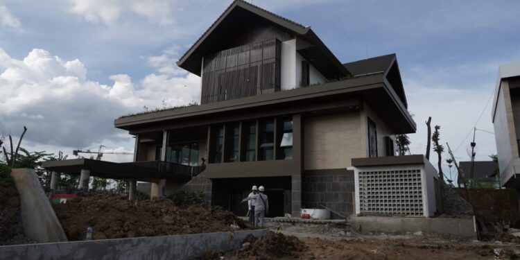 Tinjau Pembangunan Rumah Tapak Menteri di IKN, Basuki Minta Sesuai Target