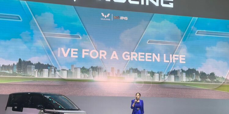 Wuling Bawa Semangat ‘Drive For A Green Life’ dengan Eksterior dan Interior Cloud EV di IIMS 2024