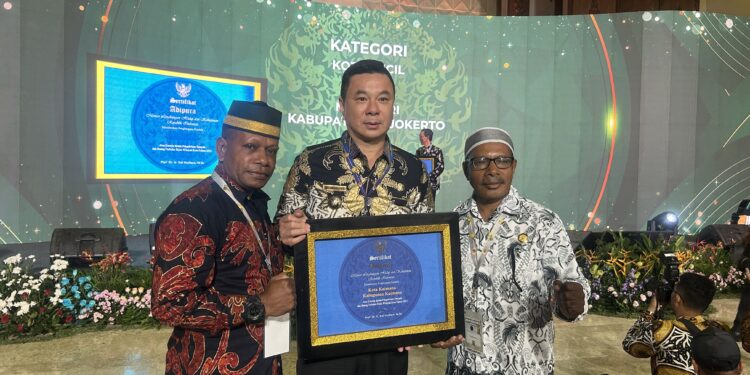 Bupati Freddy Thei Ungkap Rahasia Sukses Pemkab Kaimana Raih Adipura Pertama Kalinya