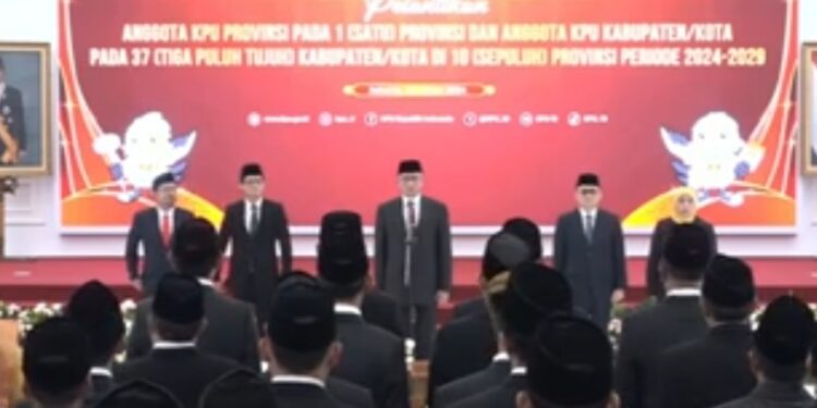 Hasyim Asy’ari Lantik KPU Provinsi Maluku dan 37 Anggota KPU Kota/Kabupaten Kota 10 Provinsi