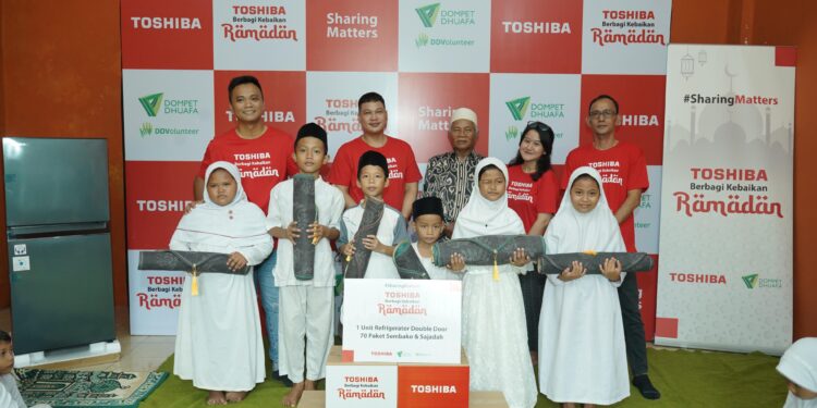 Toshiba Bagikan Paket Sembako ke Panti Asuhan