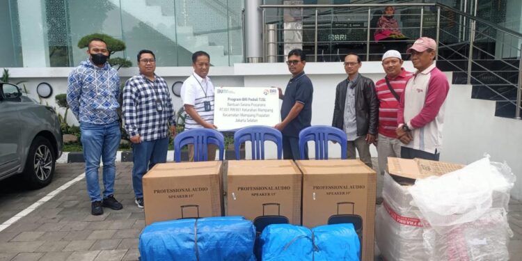 BRI Warung Buncit Serahkan Bantuan Sarana Kegiatan di 3 RT Wilayah Mampang