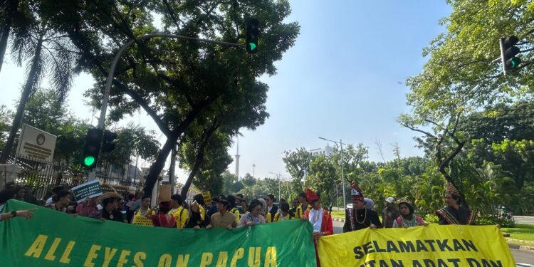 Suku Awyu dan Moi Sigin Berlanjut Serahkan Petisi Dukungan Publik ke Mahkamah Agung #ALLEyesOnPapua