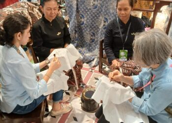 Pengunjung Ikut Mbatik Sepanjang 25 Meter di Anniversary 25’th Inacraft