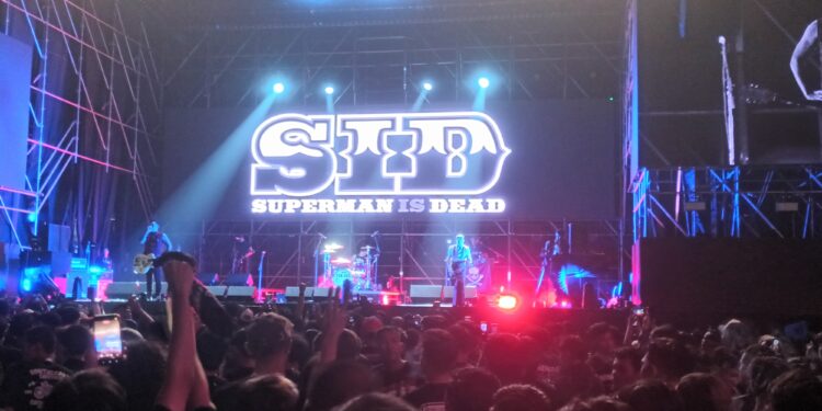 Superman Is Dead Guncang Panggung IIMS 2026, Ratusan Penonton Ikut Bernyanyi