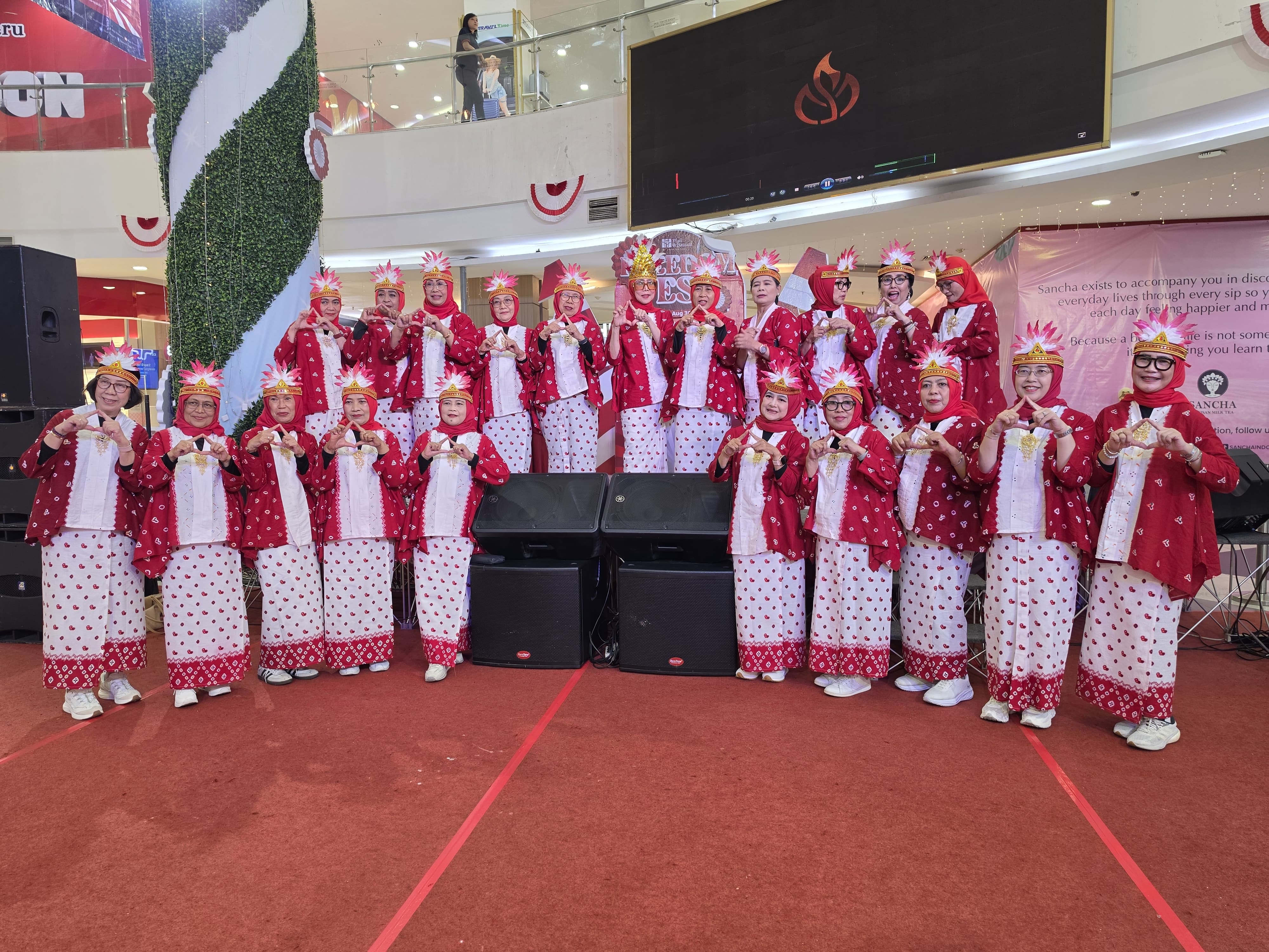 API Hidupkan Semangat Kemerdekaan Lewat 11 Lagu Angklung di Mall Basura